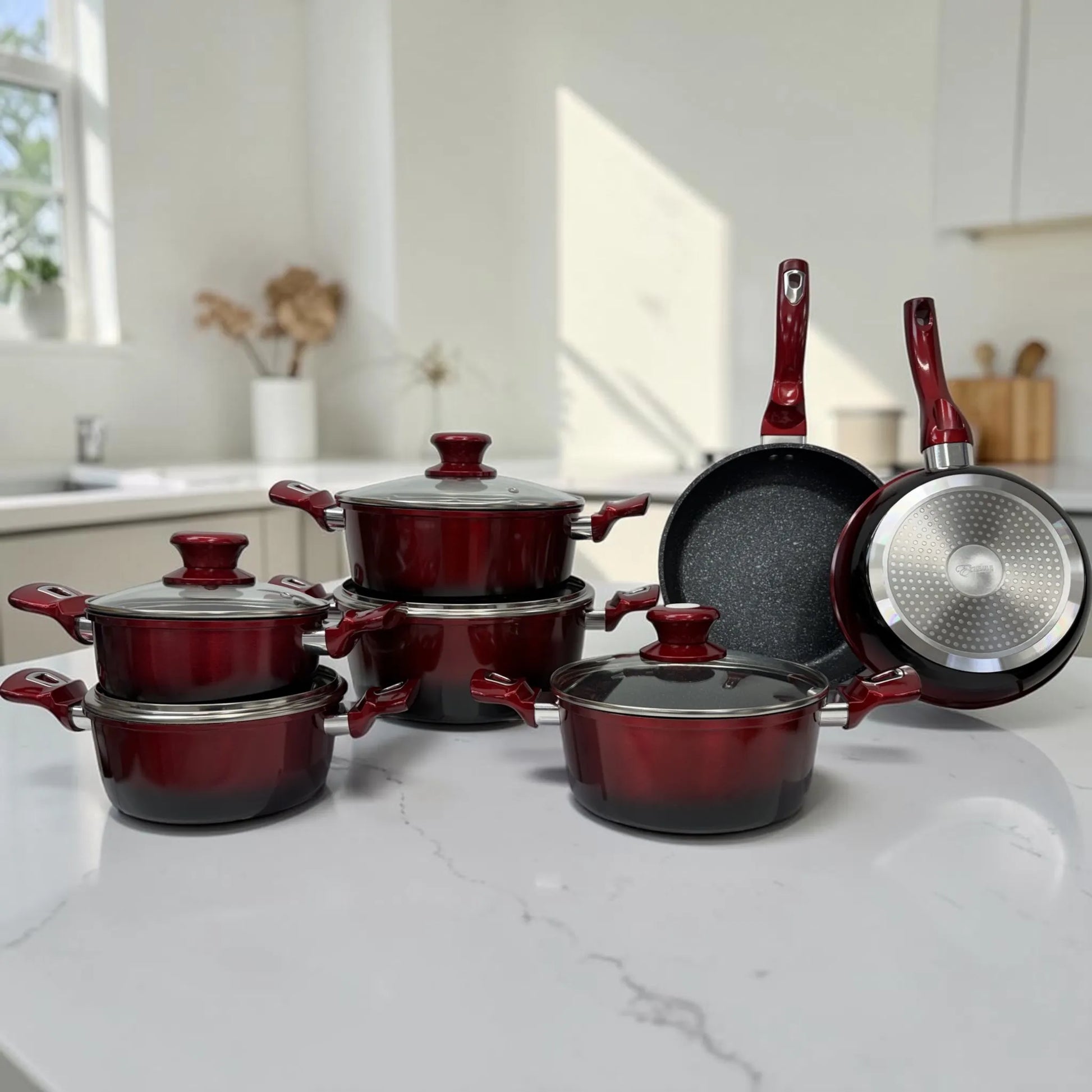 Batería de cocina Epicure Escarlata de 12 piezas color rojo vino, con base de inducción reforzada e interior antiadherente tipo mármol, SKU EP-12PCS-045.
