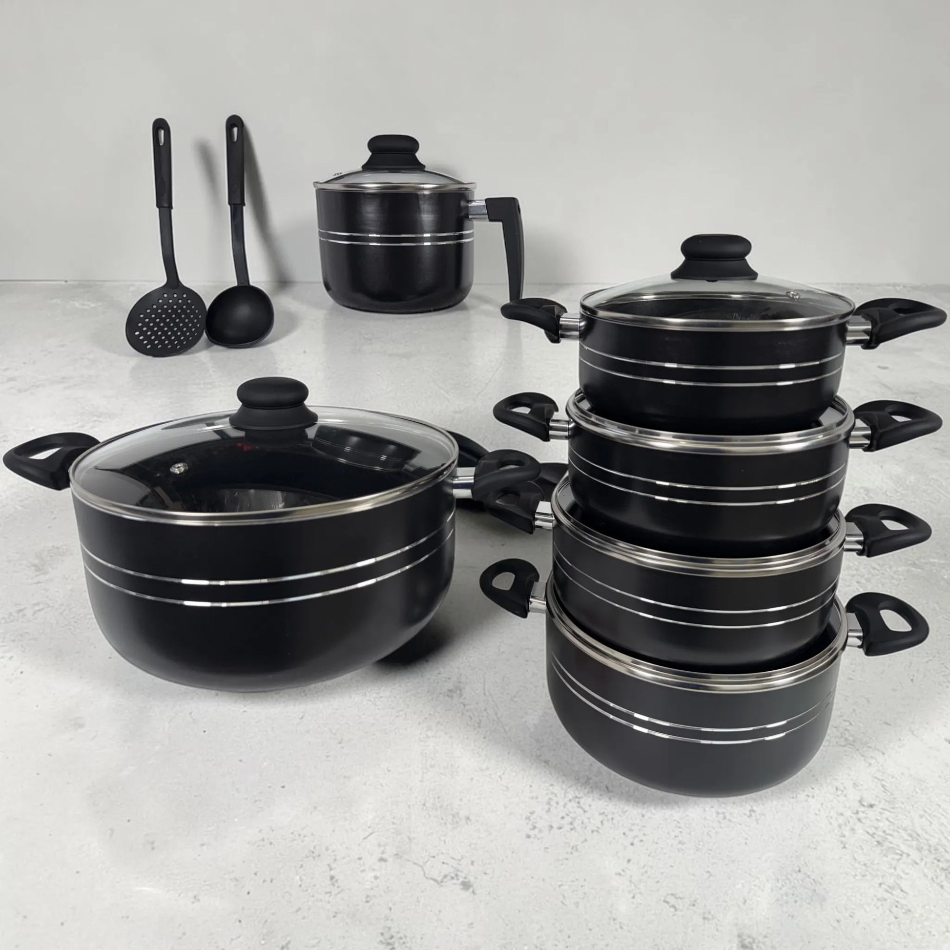 Batería de cocina ROCA negra de 12 piezas antiadherente con lechero, ollas con tapa y utensilios incluidos.
