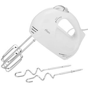 Batidora de mano Oster modelo 2499 blanca de 5 velocidades con batidores y ganchos amasadores de acero inoxidable.
