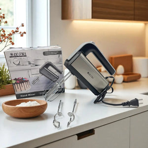 Batidora de mano Lotus Special Edition 300W con accesorios, caja de producto y ganchos mezcladores en una cocina moderna.