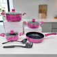 Batería de cocina Bergmann 9 piezas de aluminio antiadherente color fucsia, set completo con ollas y cacerolas con tapas de vidrio templado, sartén y utensilios, vista frontal en cocina.