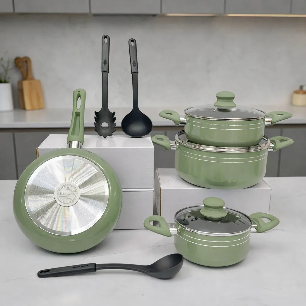 Batería de cocina Bergmann verde oliva con ollas con tapa de vidrio y sartén con base metálica visible, utensilios colocados en cocina.