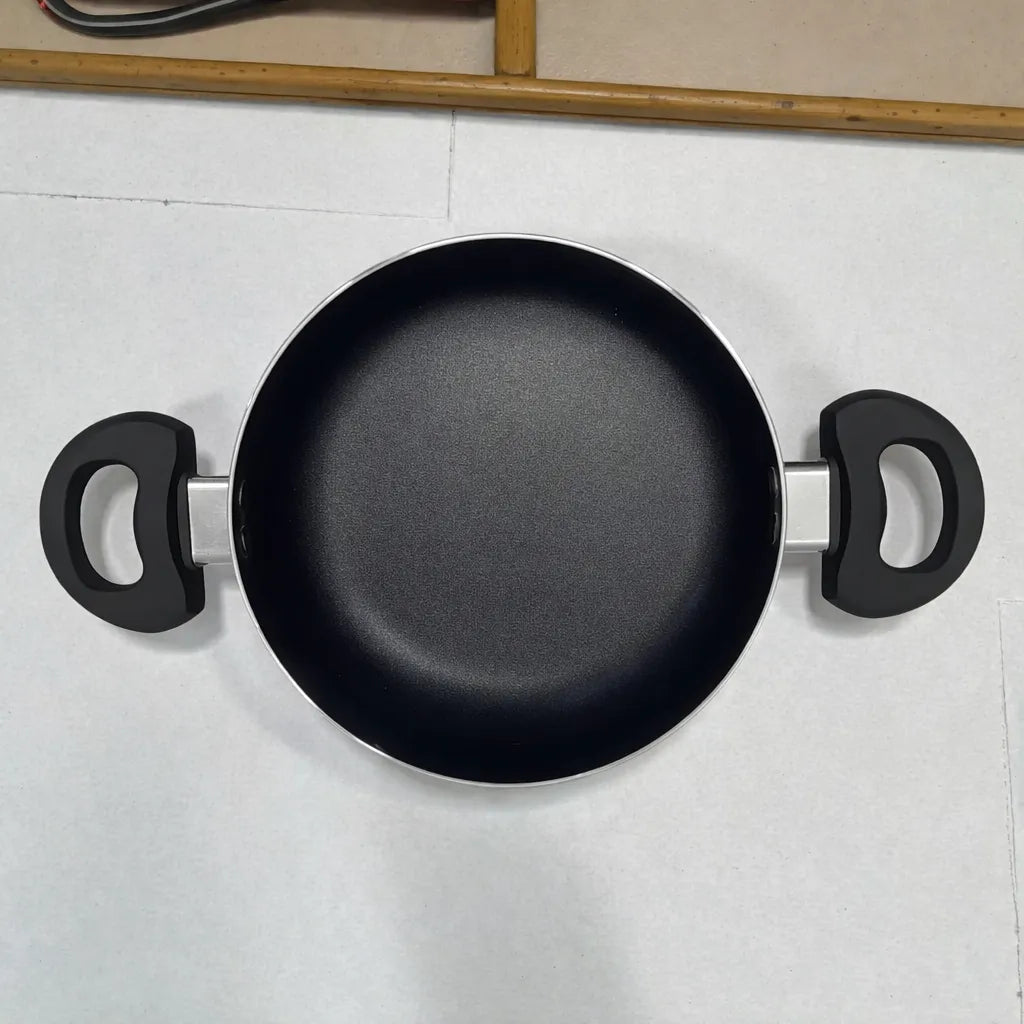 Cacerola Bergmann de aluminio antiadherente color negro, vista superior centrada del interior con asas laterales.