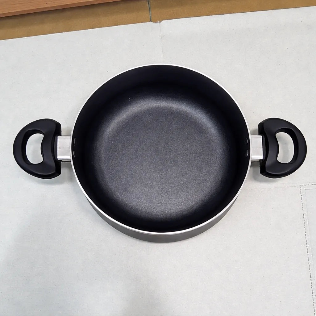 Cacerola Bergmann antiadherente color negro, vista superior del interior con asas laterales y recubrimiento antiadherente.