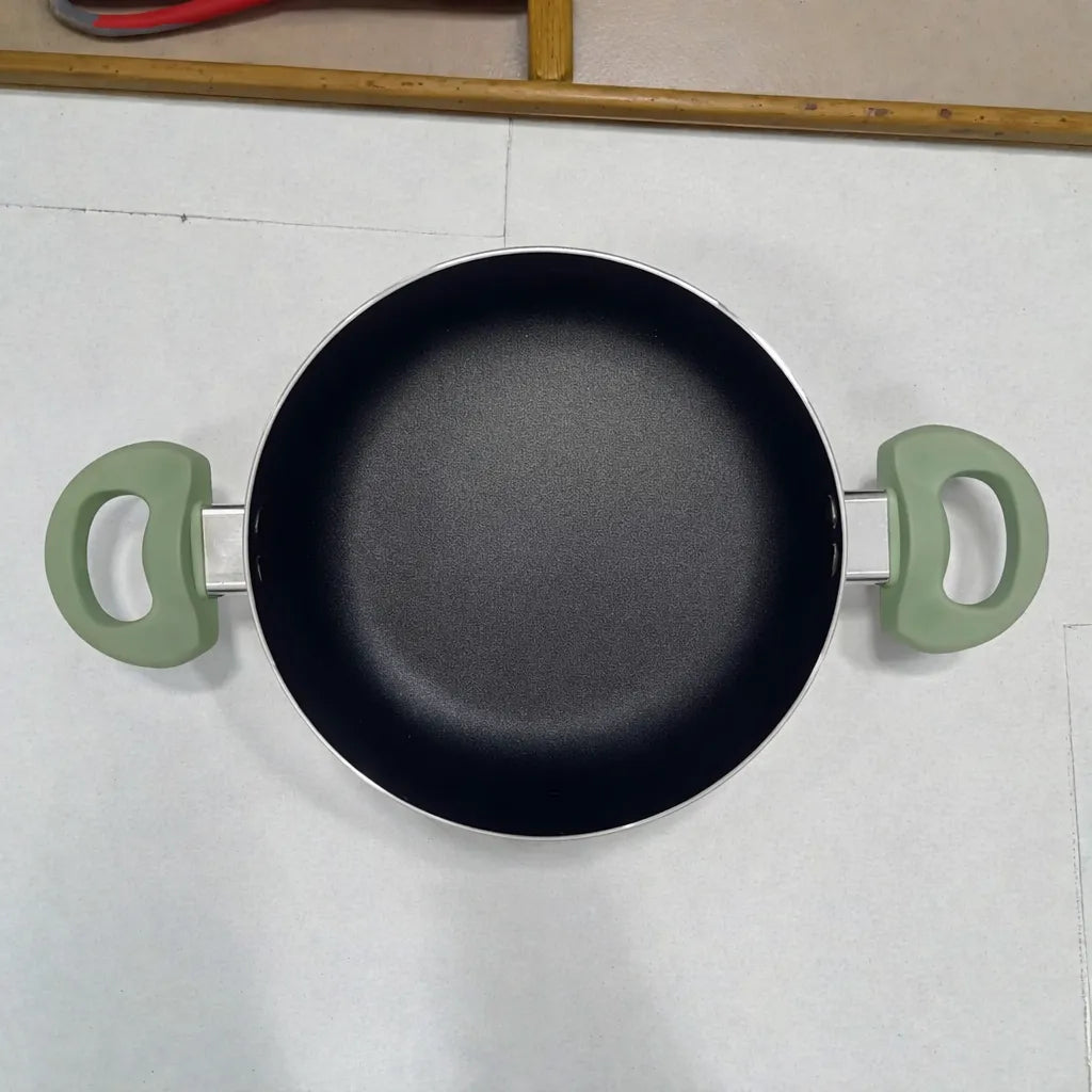 Cacerola Bergmann verde oliva en vista superior mostrando interior antiadherente oscuro y asas laterales.