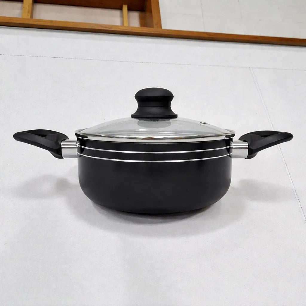 Cacerola Bergmann de aluminio antiadherente color negro con tapa de vidrio templado y asas laterales, vista frontal.