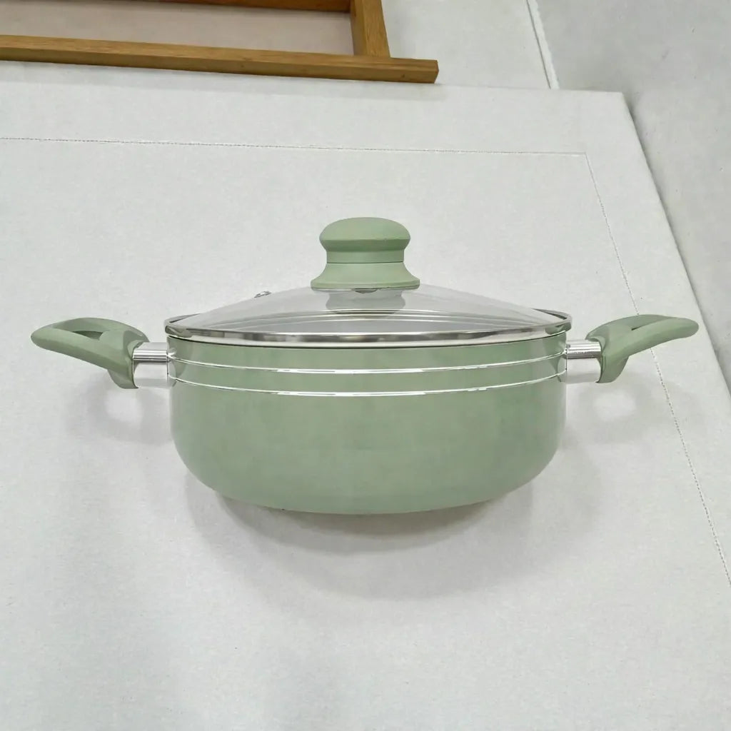 Cacerola Bergmann verde oliva con tapa de vidrio templado y asas laterales resistentes al calor, vista frontal.