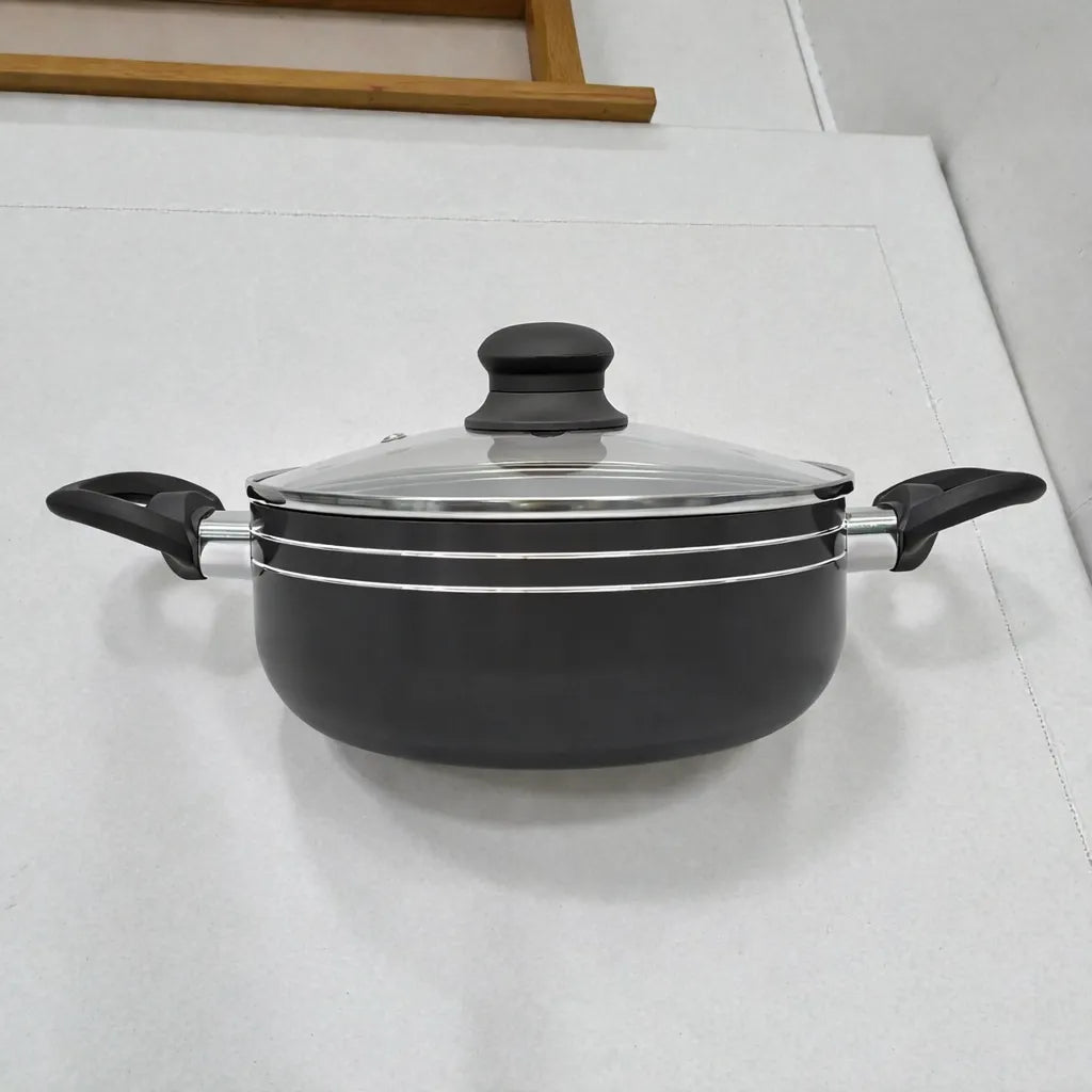 Olla o cacerola Bergmann antiadherente color negro con tapa de vidrio templado y asas laterales, vista frontal centrada.