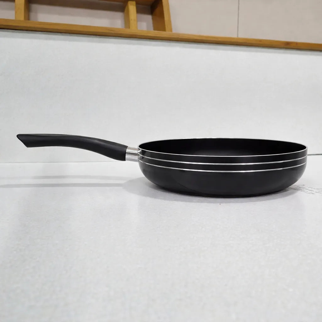 Sartén Bergmann de aluminio antiadherente color negro con mango ergonómico, vista lateral mostrando altura y forma del borde.