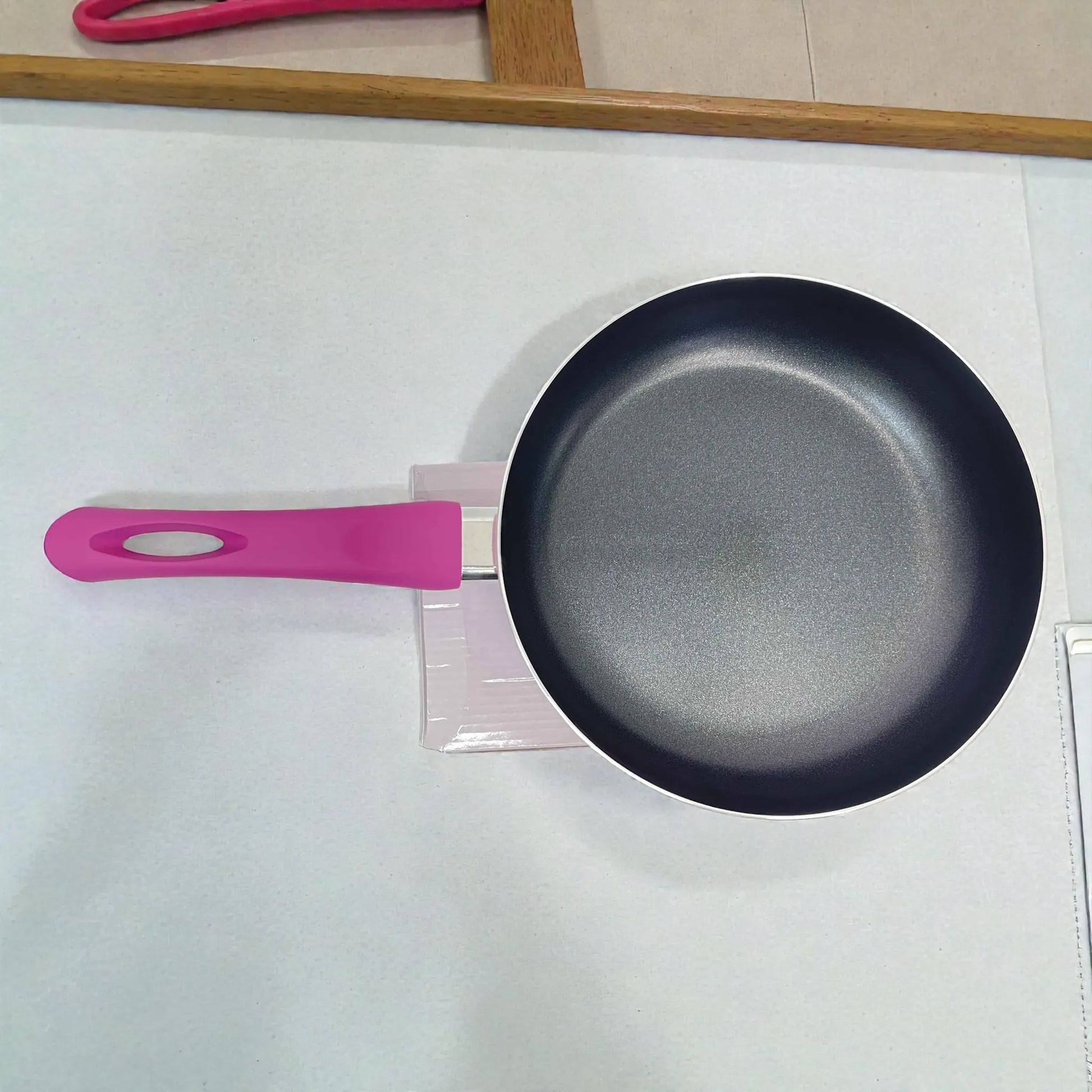 Sartén Bergmann 24 cm antiadherente color fucsia, vista superior del interior con recubrimiento antiadherente y mango largo.