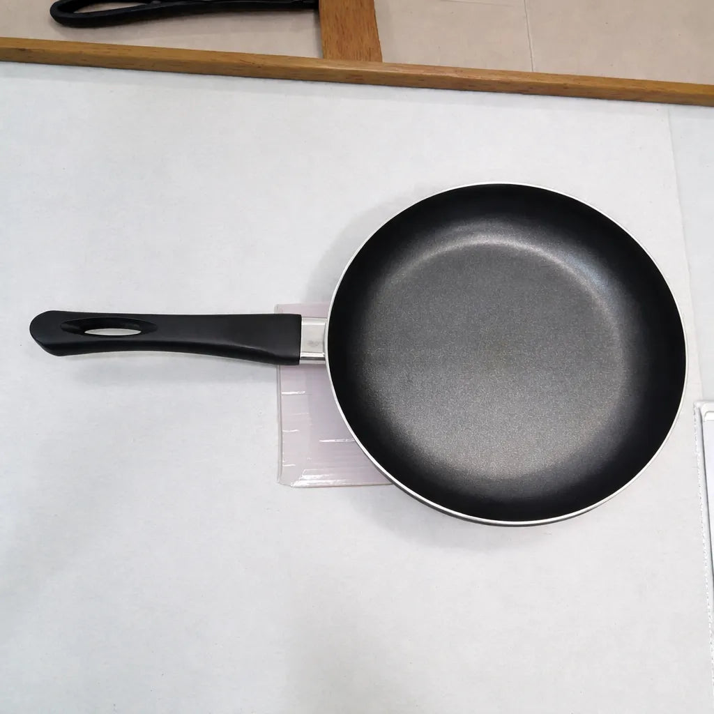 Sartén Bergmann antiadherente color negro, vista superior del interior con recubrimiento antiadherente y mango largo.