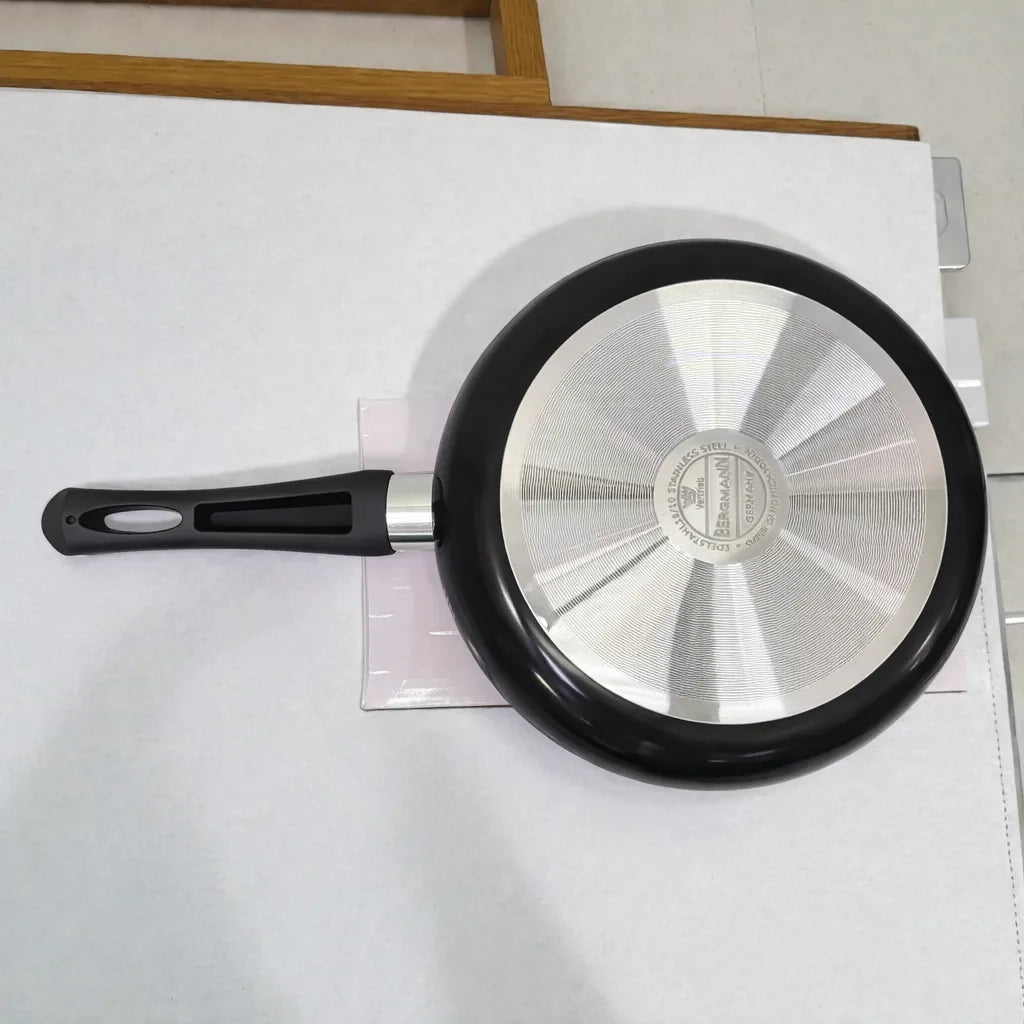 Base del sartén Bergmann color negro, vista superior del fondo metálico con diseño circular y mango ergonómico.