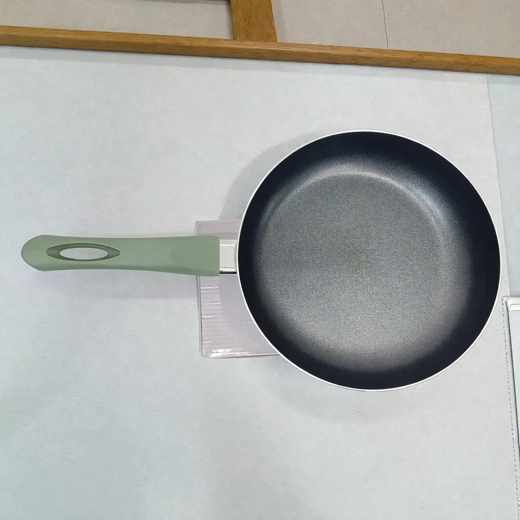 Sartén Bergmann verde oliva en vista superior mostrando el interior antiadherente oscuro y mango largo.