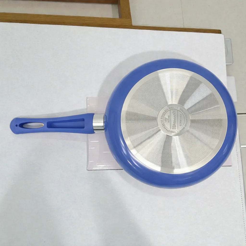 Base inferior de sartén Bergmann azul con disco difusor de acero inoxidable y grabado de marca.