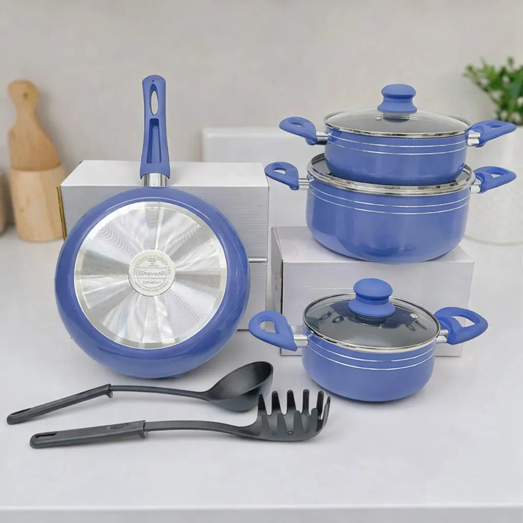 Set Bergmann azul con ollas con tapa de vidrio; se muestra la base de la sartén con disco de acero inoxidable y logo.