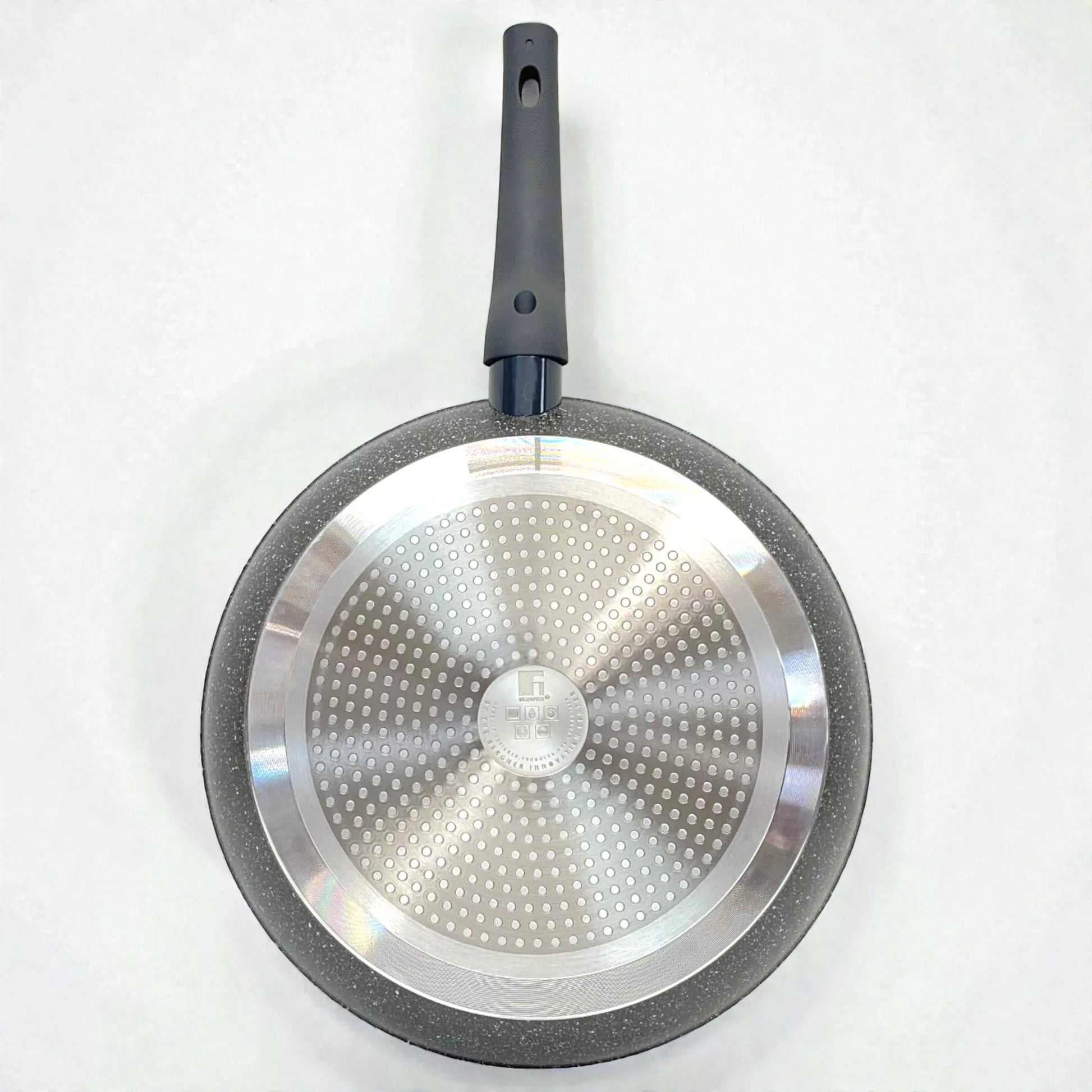 Parte inferior de sartén Bergner Orion Ø32 cm con base para inducción de acero inoxidable y cuerpo de aluminio forjado.