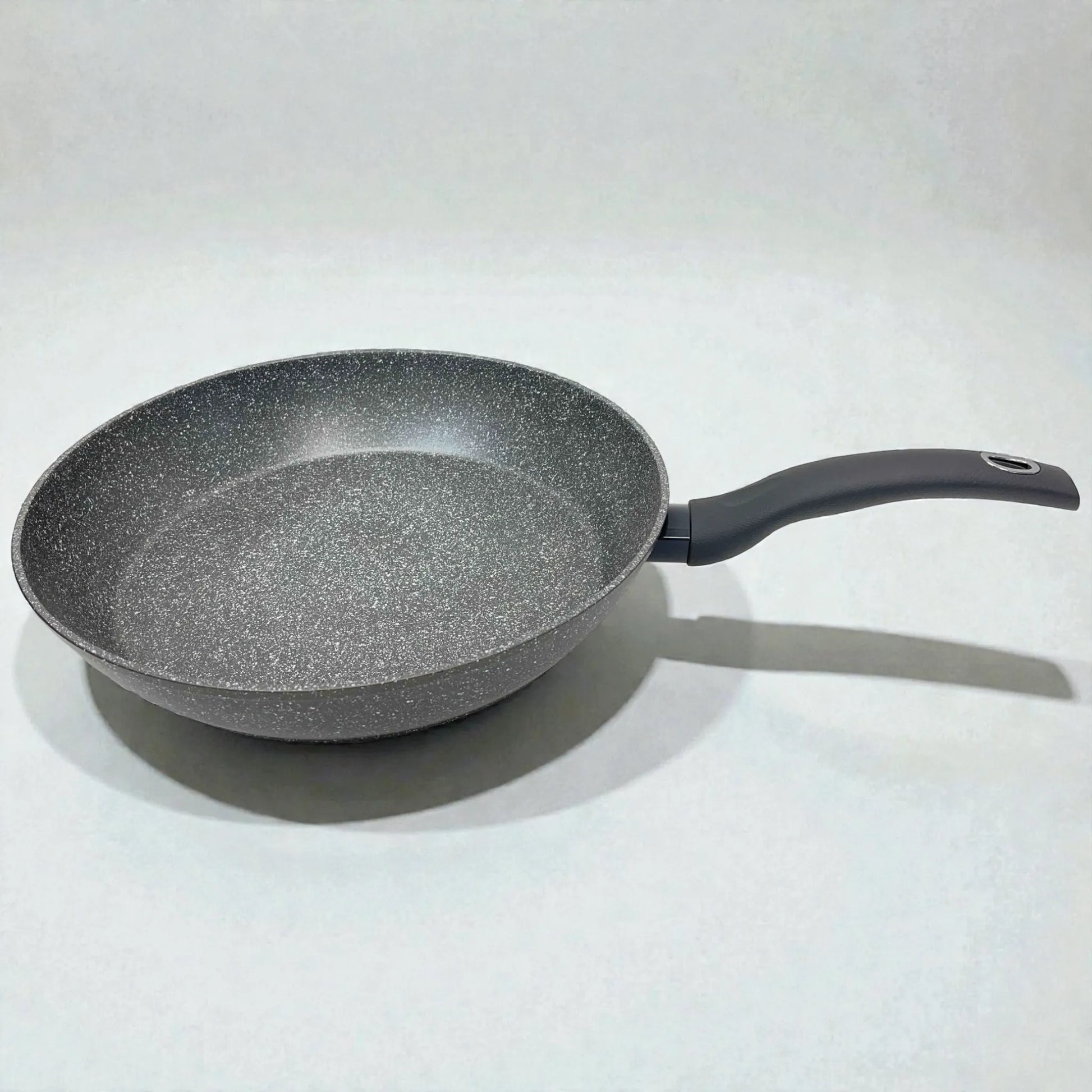 Sartén Bergner Orion Ø32 cm color gris jaspeado con recubrimiento antiadherente Marble+ y mango gris, vista en fondo blanco.