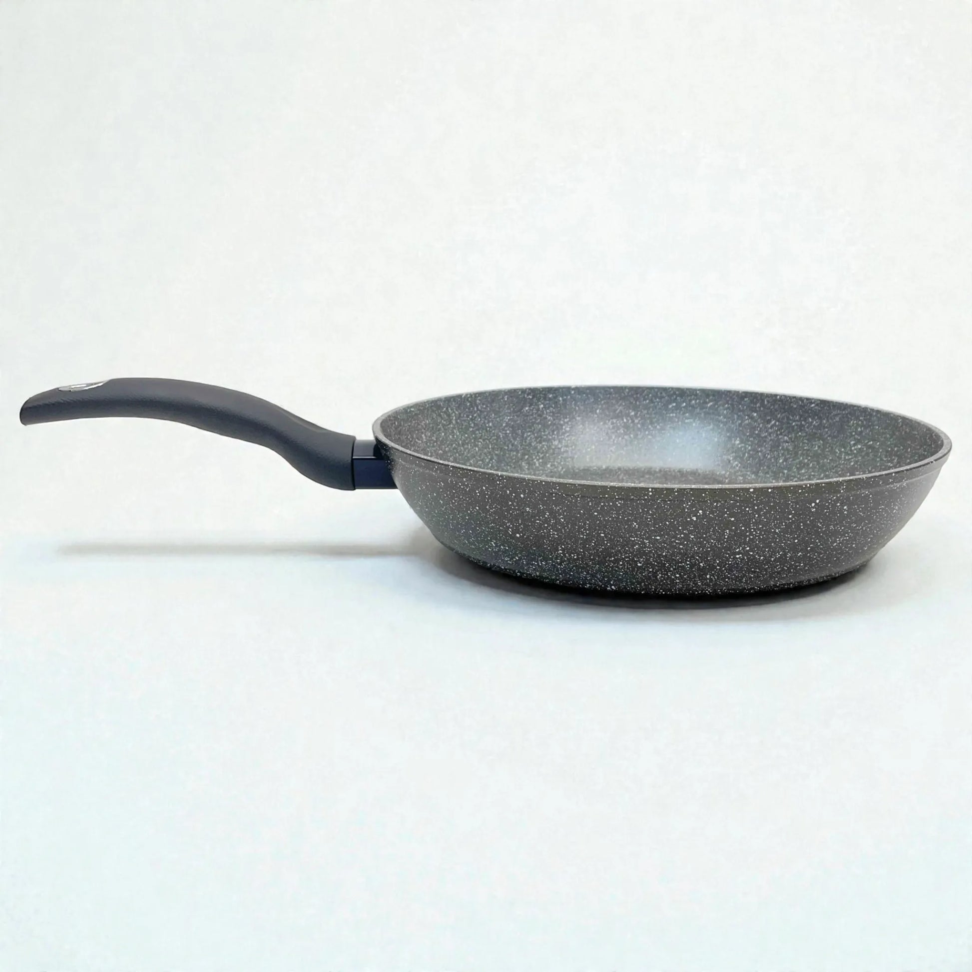 Vista de perfil de sartén Bergner Orion Ø32 cm gris jaspeado con recubrimiento Marble+; se aprecia la profundidad y el mango ergonómico.