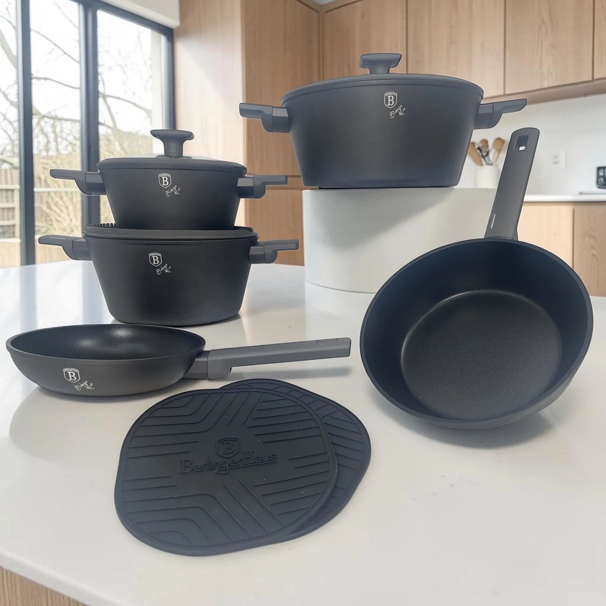 Set de cocina Berlinger Haus BH-8140NN Anthracite Collection con ollas, sartenes, tapas de vidrio templado y tapetes de silicona.