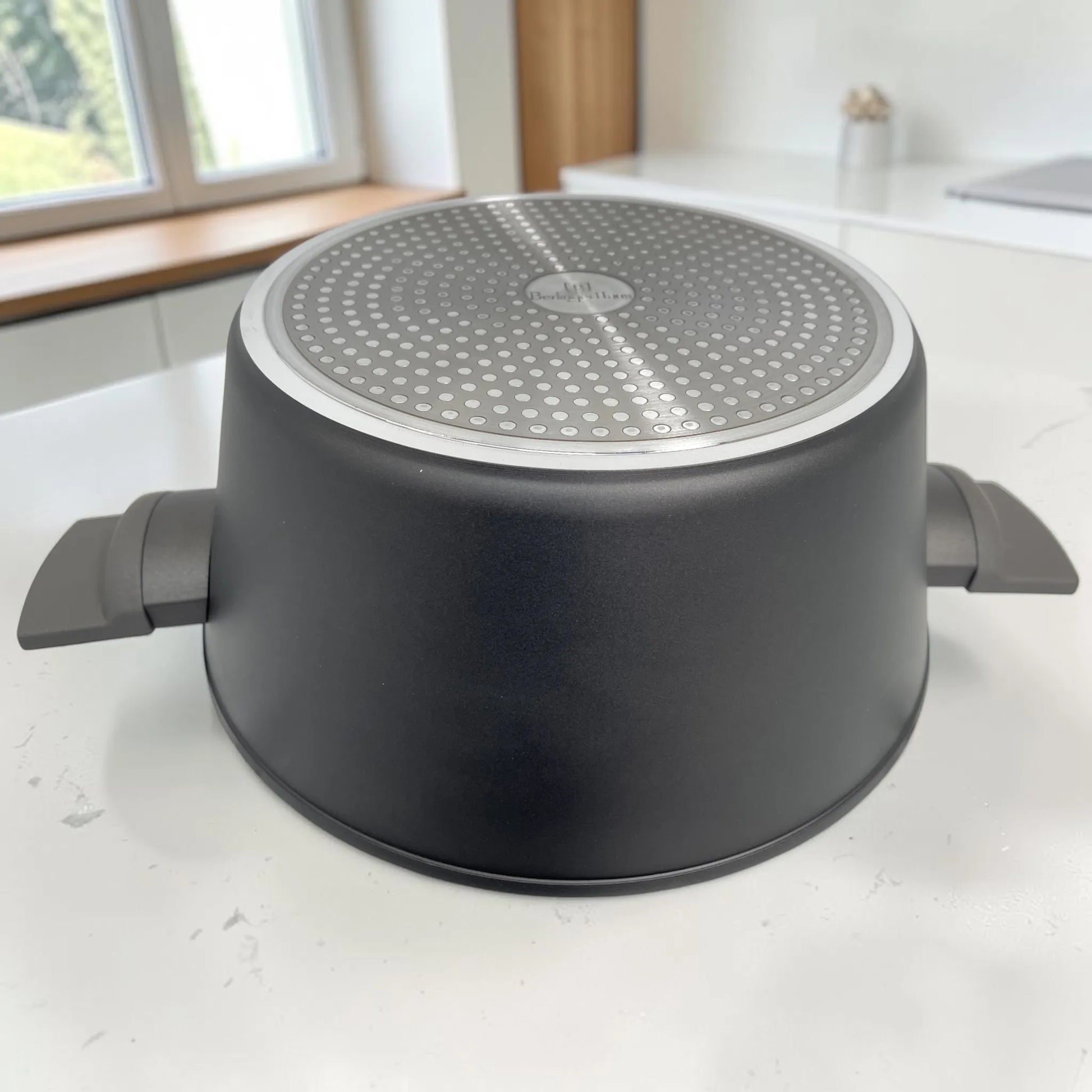 Base de inducción multicapa de olla Berlinger Haus Anthracite Collection BH-8140NN para distribución uniforme del calor.