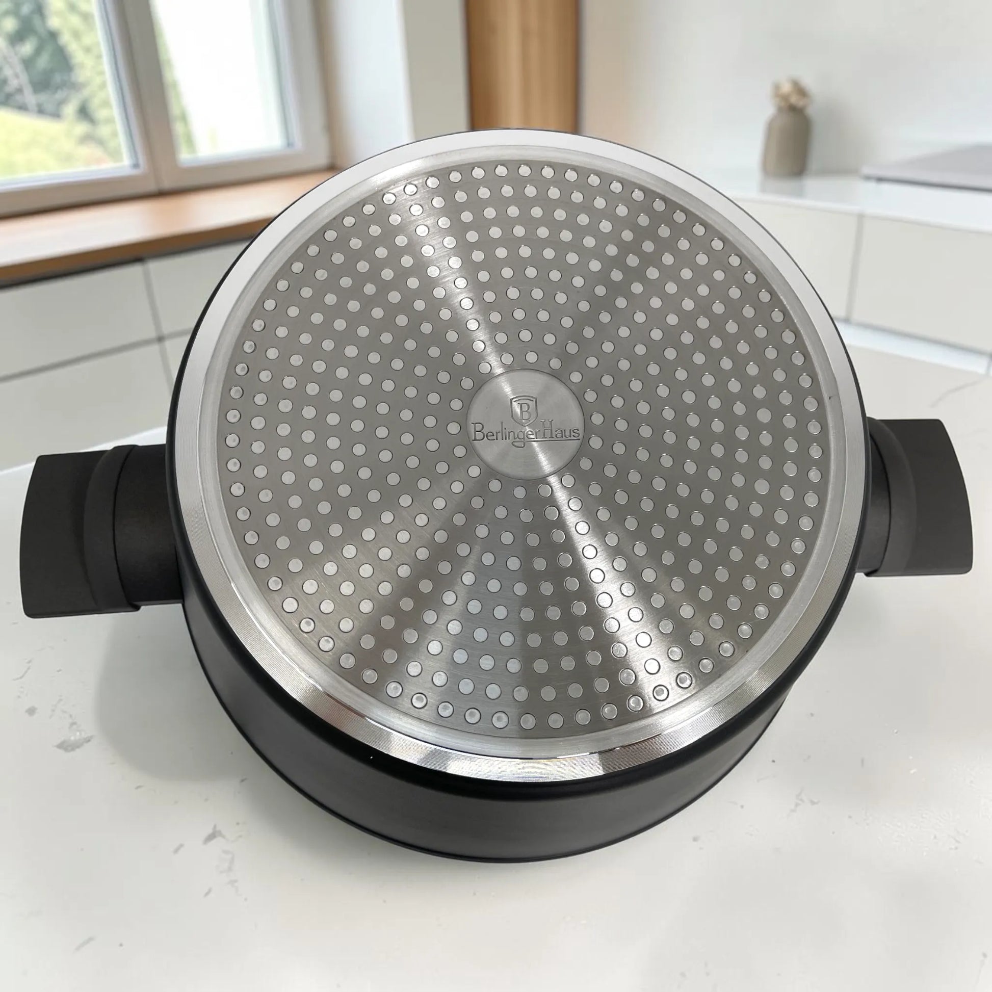 Detalle de la base magnética compatible con inducción de la olla Berlinger Haus BH-8140NN con disco de acero inoxidable.