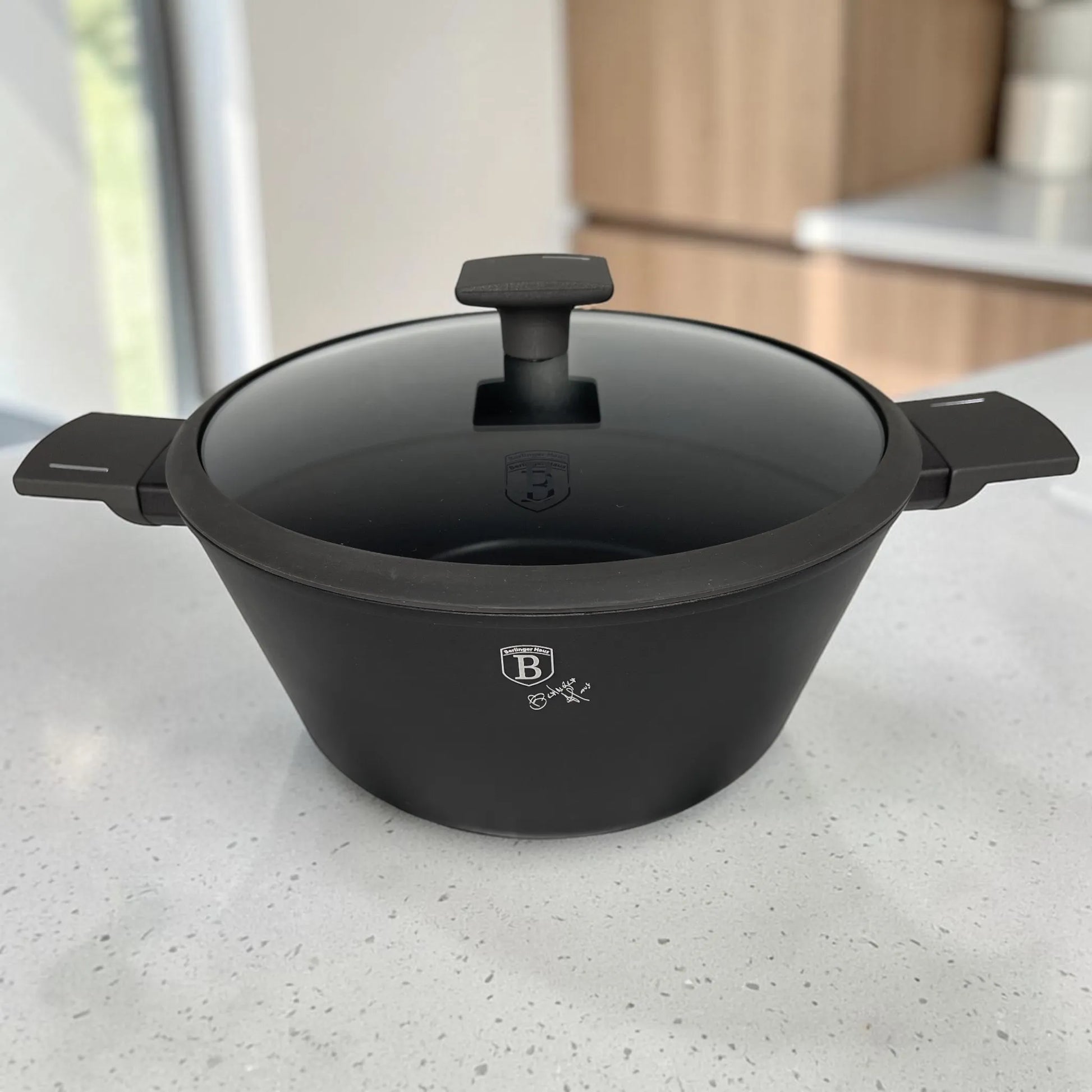 Cacerola Berlinger Haus BH-8140NN de 24 cm con tapa de vidrio templado, asas ergonómicas soft-touch y acabado antracita.