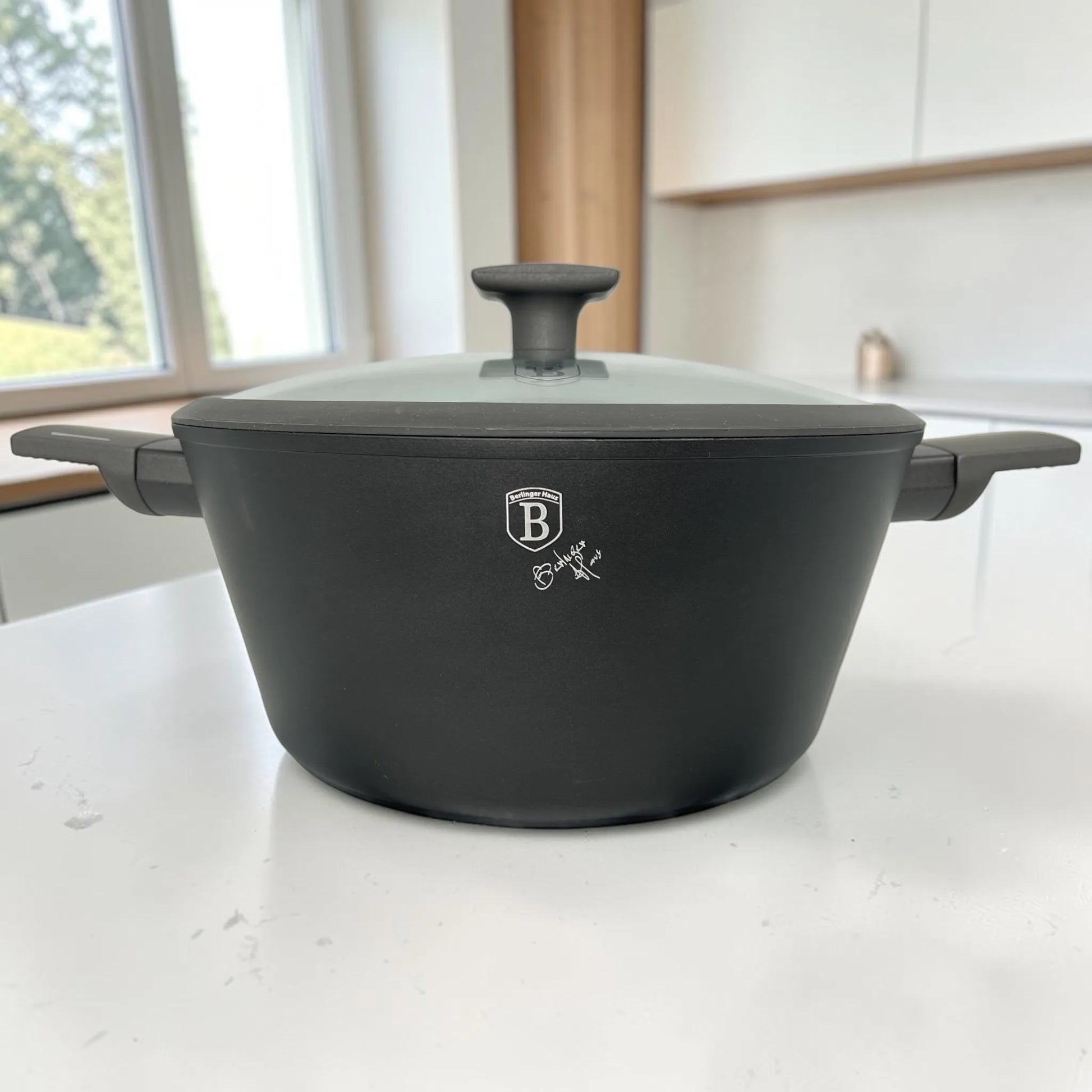 Cacerola grande Berlinger Haus Anthracite Collection BH-8140NN de 28 cm y 6.1 litros con tapa de vidrio templado.