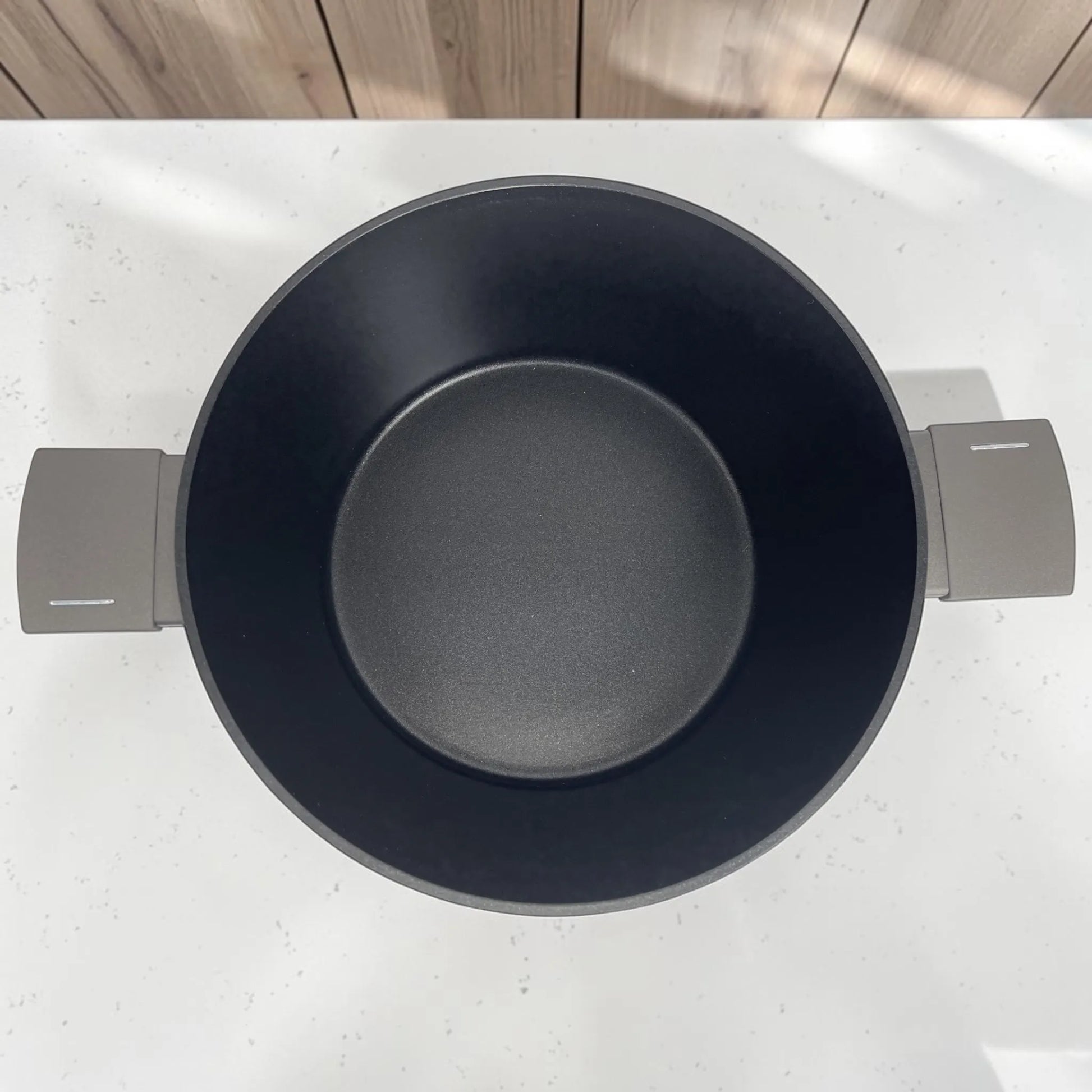 Vista superior del interior antiadherente de la cacerola Berlinger Haus BH-8140NN compatible con cocinas de inducción.