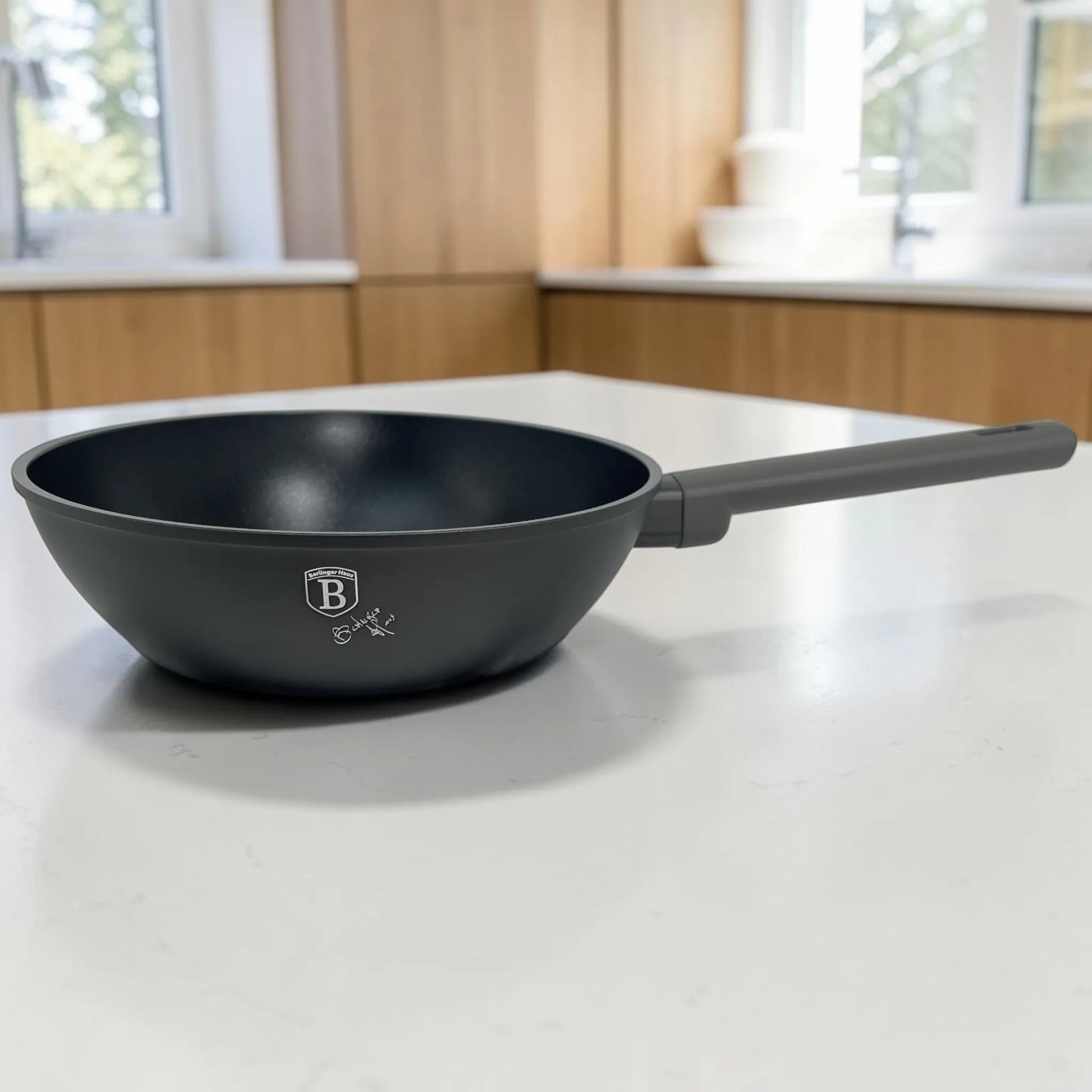 Sartén Berlinger Haus BH-8140NN de 20 cm color anthracite con interior antiadherente TitanPro y mango ergonómico soft-touch.