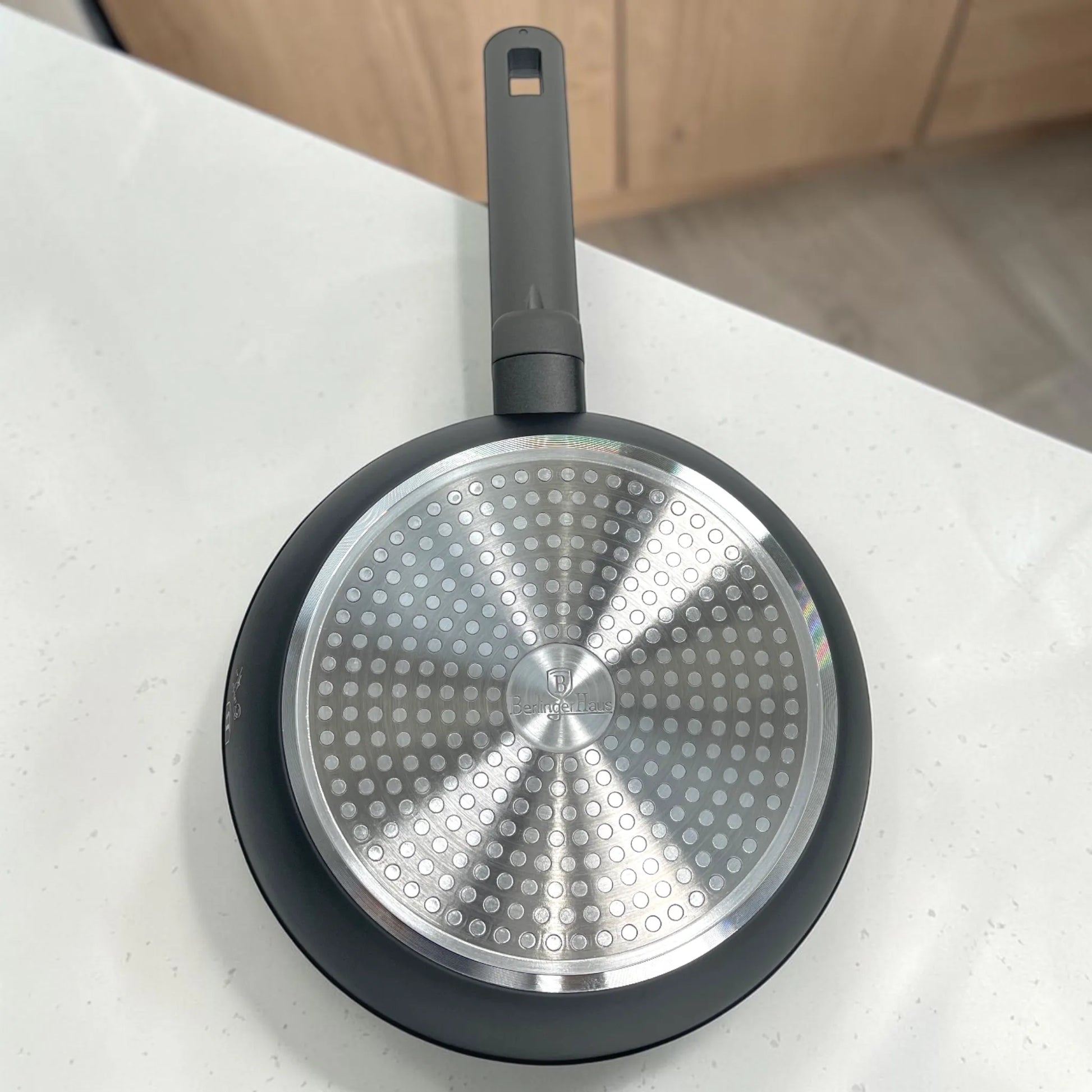 Sartén Berlinger Haus BH-8140NN de 20 cm color anthracite vista desde abajo, con base de acero inoxidable compatible con inducción.