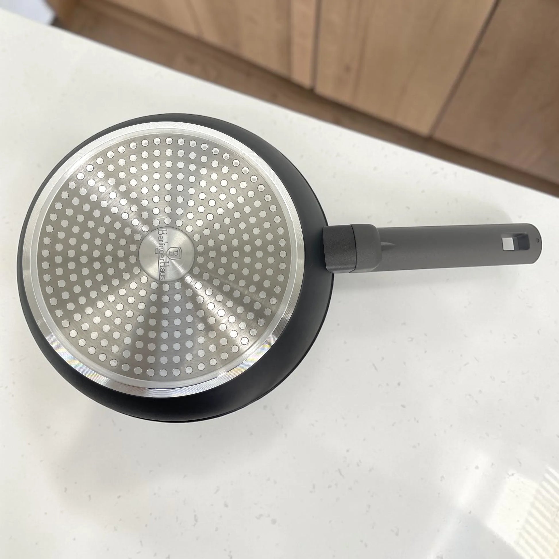Base magnética de sartén Berlinger Haus BH-8140NN de 20 cm con disco de acero inoxidable para cocinas de inducción.