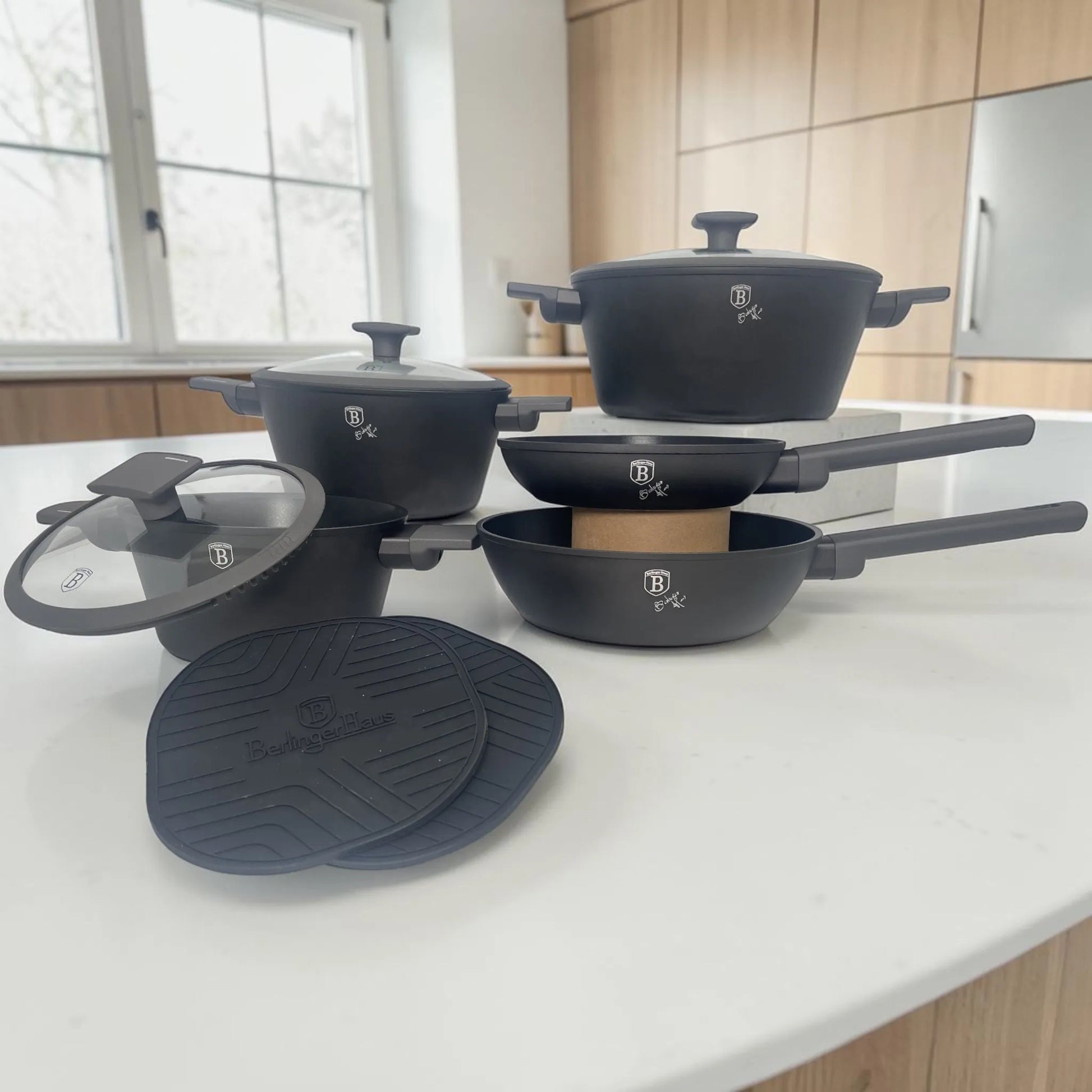 Set Berlinger Haus BH-8140NN compatible con inducción, revestimiento TitanPro antiadherente y tapetes de silicona resistentes al calor.