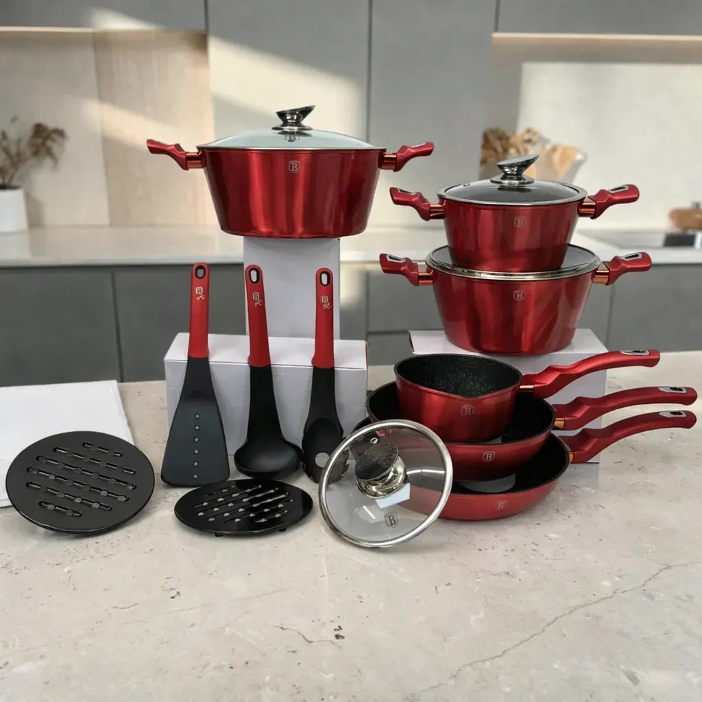 Batería de cocina Berlinger Haus Metallic Line Burgundy 15 piezas modelo BH-1226N en color rojo burgundy, vista completa estilizada con ollas, cacerola, sartenes, tapa de vidrio, utensilios de cocina y salvamanteles sobre superficie clara.
