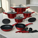 Batería de cocina Berlinger Haus Metallic Line Burgundy de 15 piezas modelo BH-1226N en color burgundy, vista frontal completa sobre encimera, con 3 ollas con tapa, 1 cacerola con tapa, 2 sartenes, 3 utensilios y 2 salvamanteles.