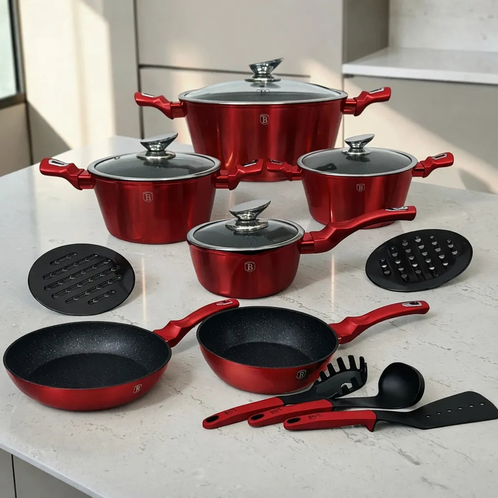 Batería de cocina Berlinger Haus Metallic Line Burgundy de 15 piezas modelo BH-1226N en color burgundy, vista frontal completa sobre encimera, con 3 ollas con tapa, 1 cacerola con tapa, 2 sartenes, 3 utensilios y 2 salvamanteles.