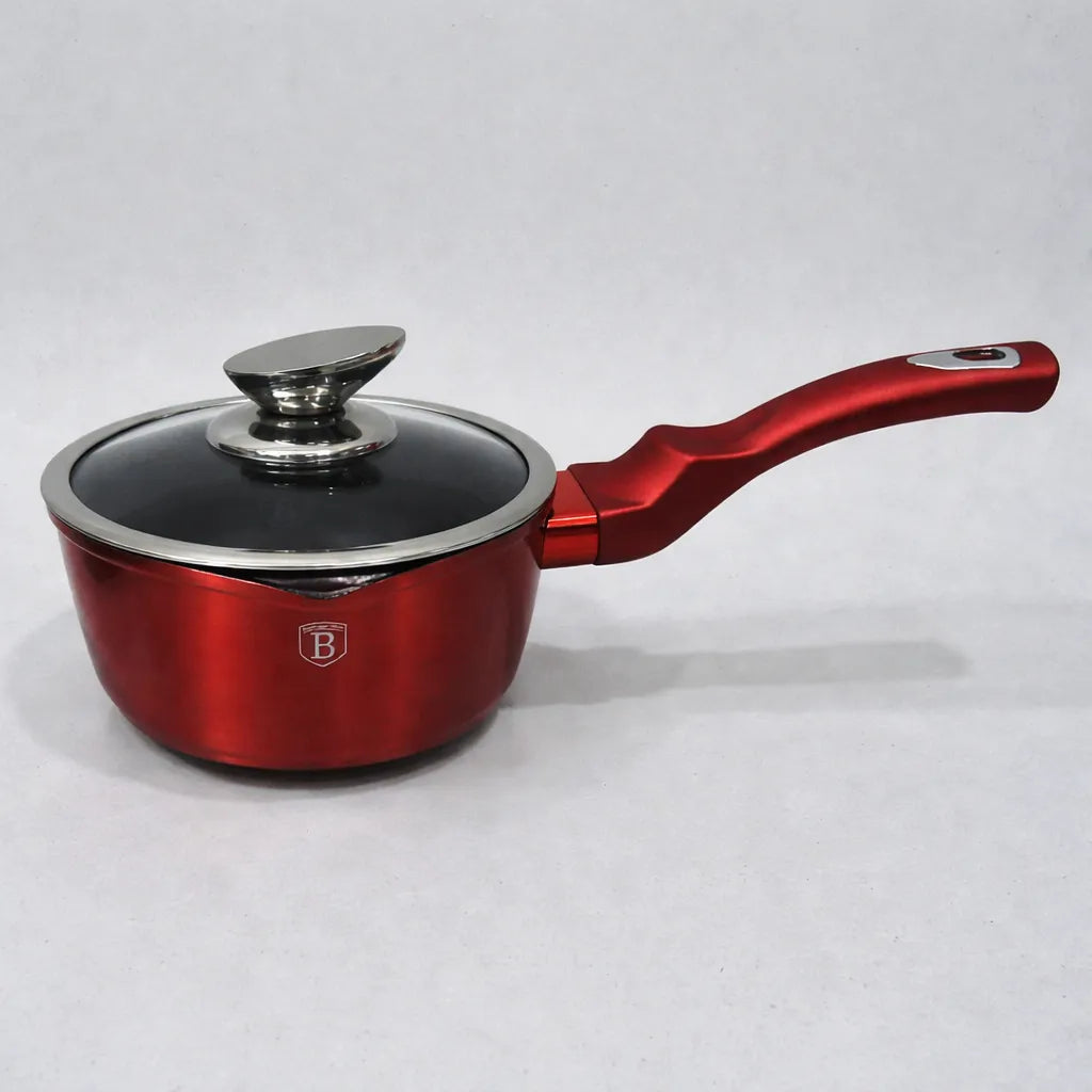 Cacerola Berlinger Haus Metallic Line Burgundy de 16 cm con tapa de vidrio templado, mango ergonómico soft-touch y acabado rojo burgundy metálico.