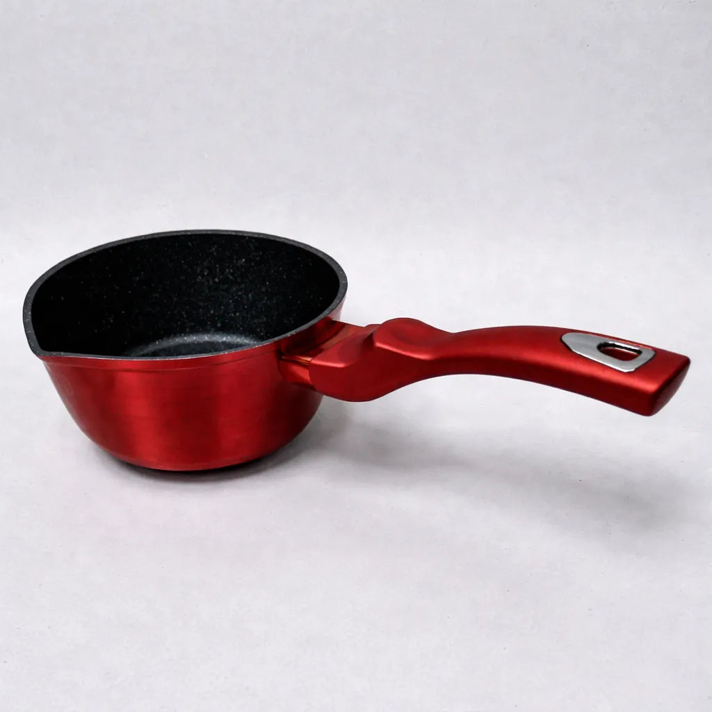 Cacerola Berlinger Haus Metallic Line Burgundy sin tapa, vista lateral, con acabado rojo burgundy y mango ergonómico resistente al calor.