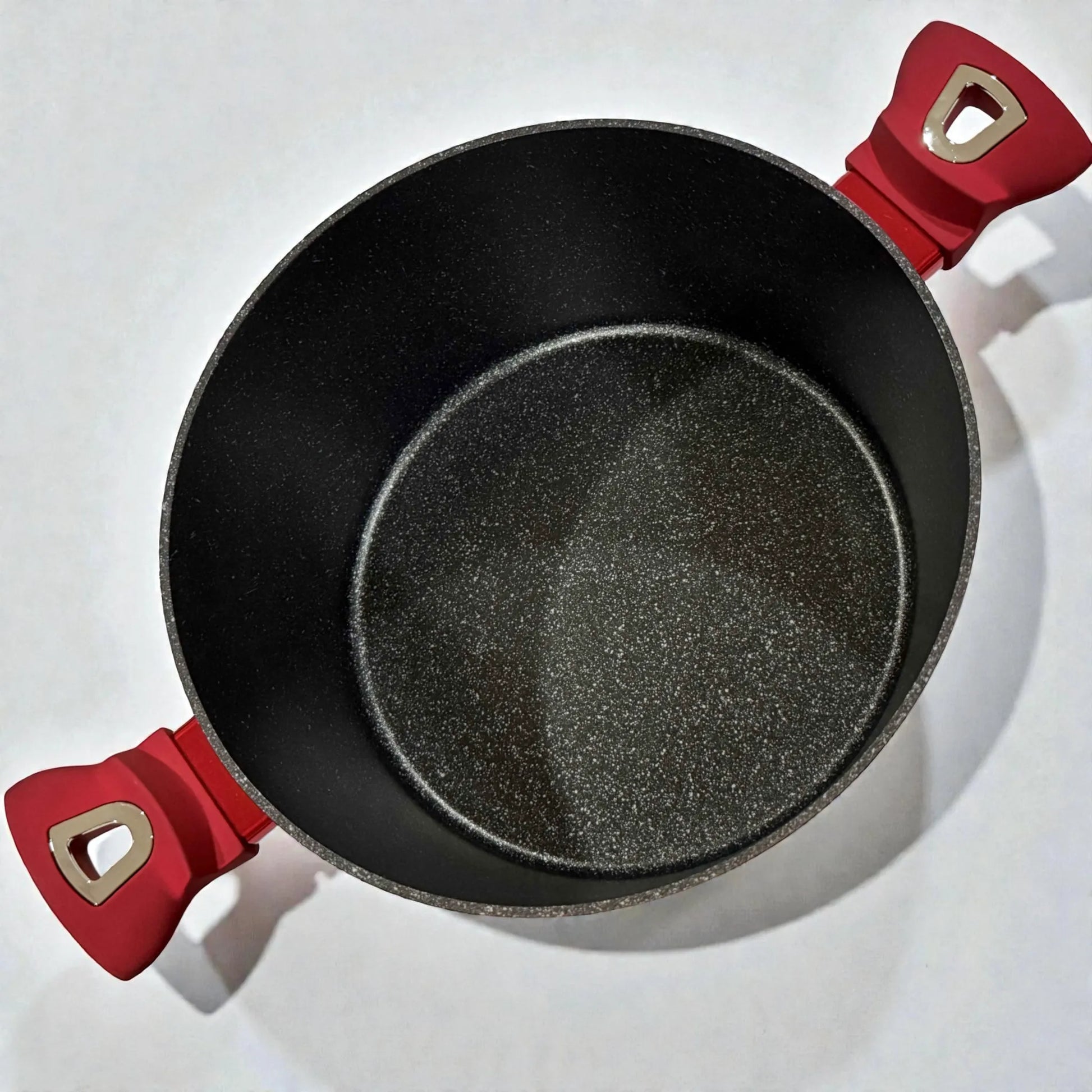 Vista superior del interior de una cacerola Berlinger Haus Metallic Line Burgundy, recubrimiento antiadherente tipo marmol en color negro y dos asas ergonomicas borgona.