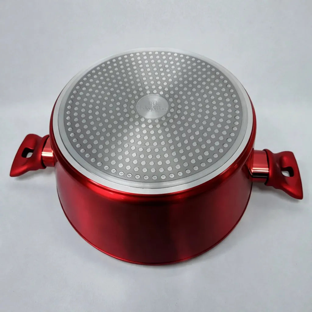 Vista inferior de la olla grande Berlinger Haus Metallic Line Burgundy de 28 cm, con base difusora apta para inducción, acabado exterior rojo burgundy metálico y asas laterales ergonómicas.