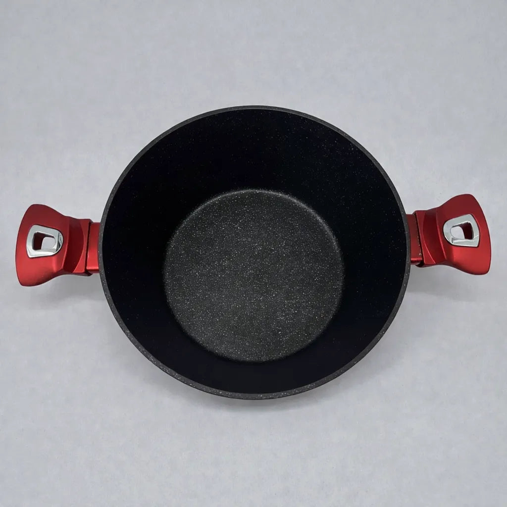 Vista superior del interior de la olla grande Berlinger Haus Metallic Line Burgundy de 28 cm, con recubrimiento antiadherente tipo mármol en color negro moteado y asas laterales color burgundy.