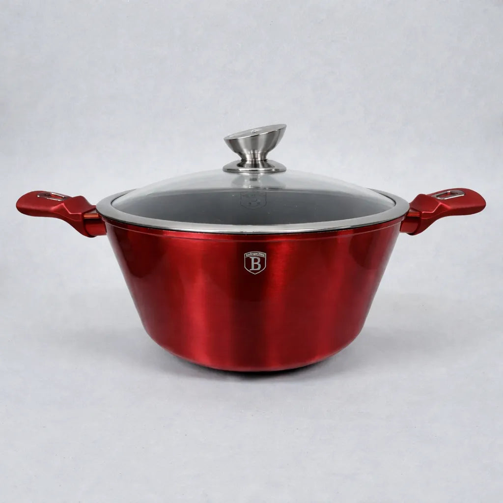Olla grande con tapa de vidrio Berlinger Haus Metallic Line Burgundy en color burgundy metálico, vista frontal, pieza del set BH-1226N, con asas laterales y recubrimiento antiadherente.