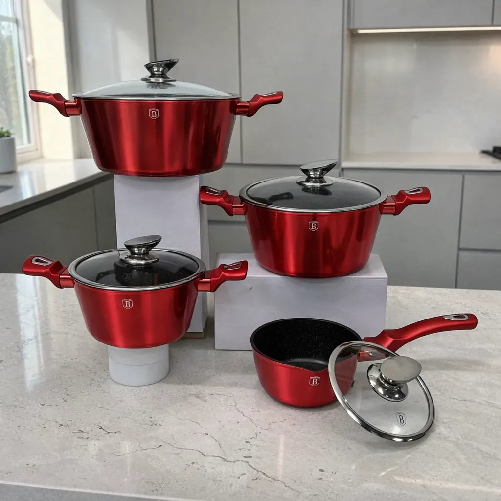 Ollas y cacerola Berlinger Haus Metallic Line Burgundy del set BH-1226N, vista por piezas sobre base blanca, incluyendo olla grande con tapa de vidrio, ollas medianas con tapa y cacerola pequeña color burgundy con interior antiadherente tipo mármol.