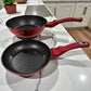 Dos sartenes Berlinger Haus Metallic Line Burgundy: sarten 20 cm y sarten honda 24 cm, vista en diagonal mostrando interior antiadherente tipo marmol y mango borgona ergonomico.