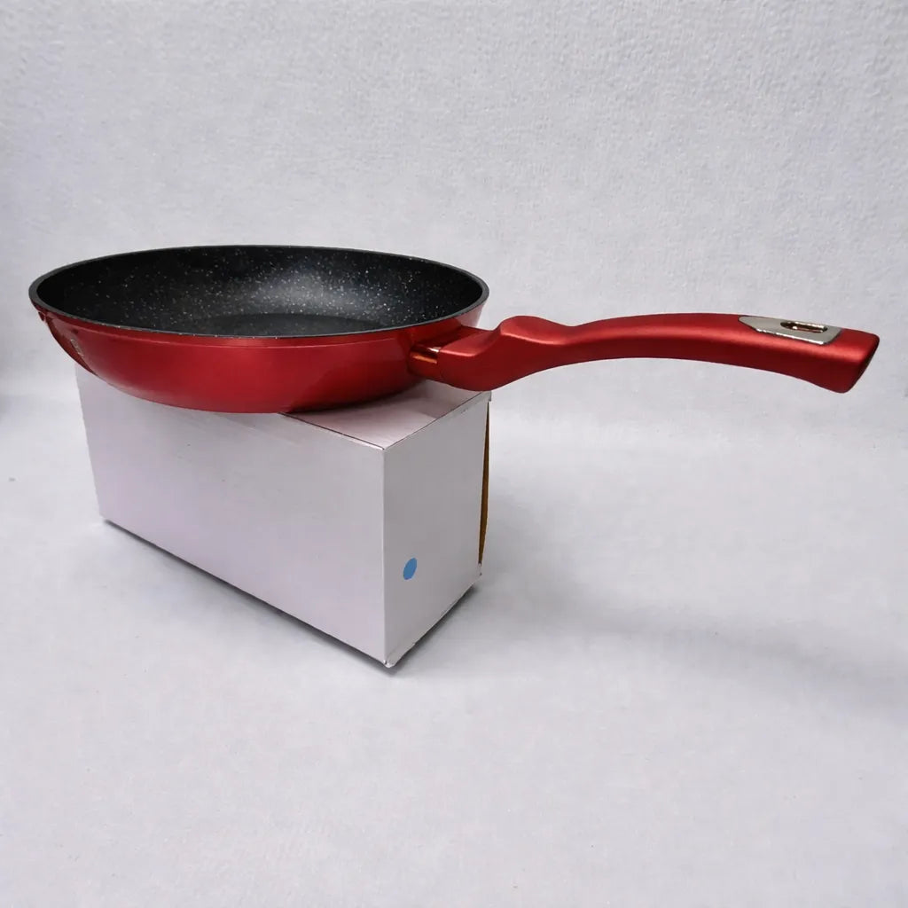 Vista lateral del sartén Berlinger Haus Metallic Line Burgundy de 28 cm, con acabado exterior rojo burgundy metálico, interior antiadherente tipo mármol y mango ergonómico soft-touch.