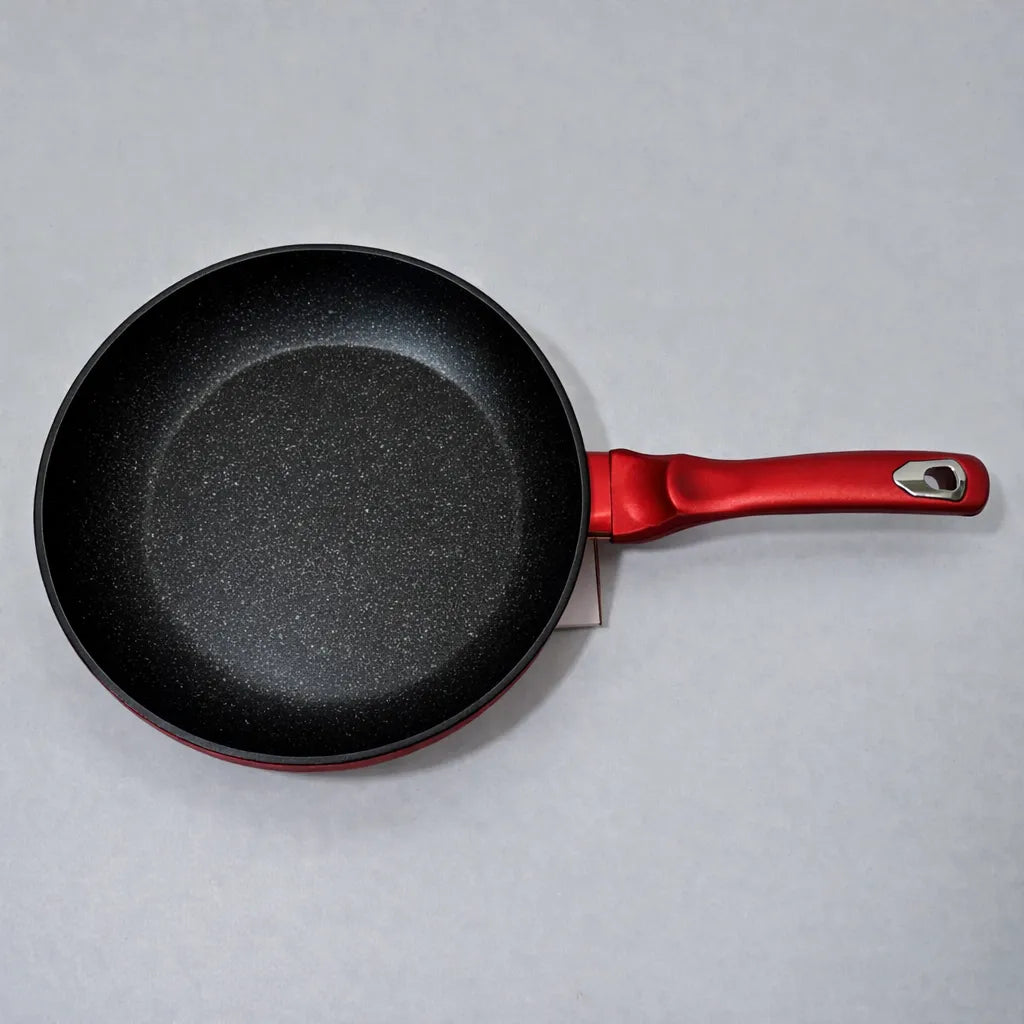 Vista superior del sartén Berlinger Haus Metallic Line Burgundy de 28 cm, con interior antiadherente tipo mármol en color negro y mango ergonómico color burgundy.