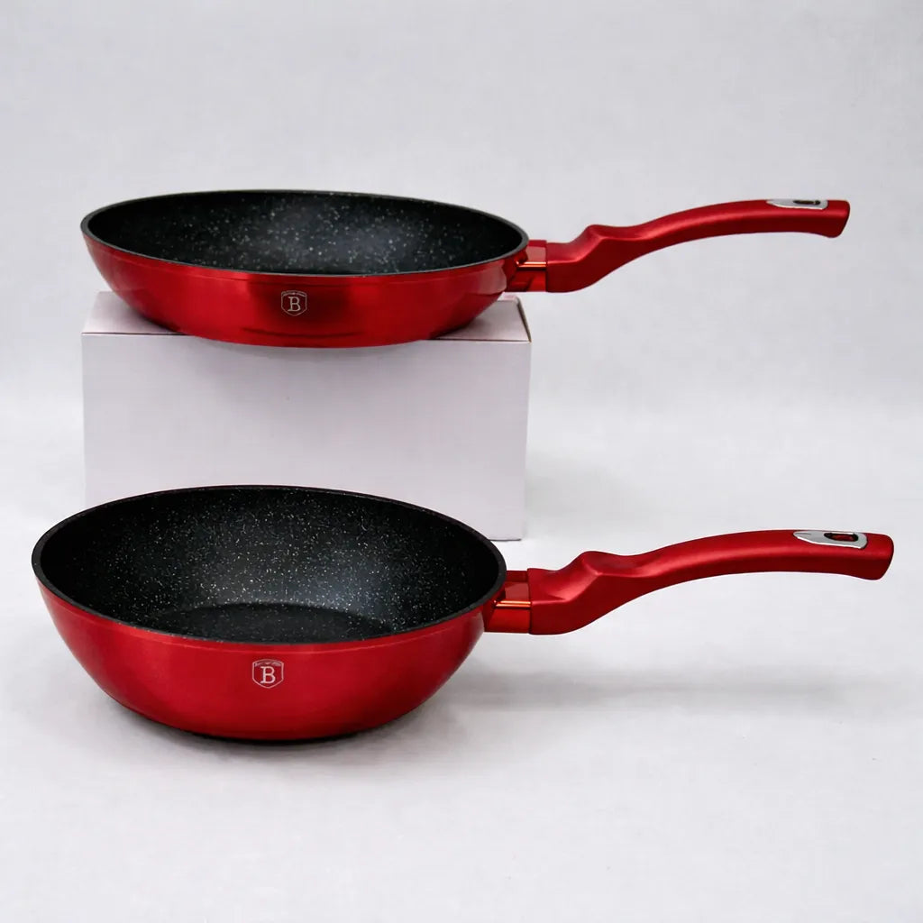 Sartén y sartén profundo Berlinger Haus Metallic Line Burgundy del set BH-1226N, vista lateral, en color burgundy con interior antiadherente tipo mármol, correspondientes a sartén de 28 cm y sartén profundo de 24 cm.