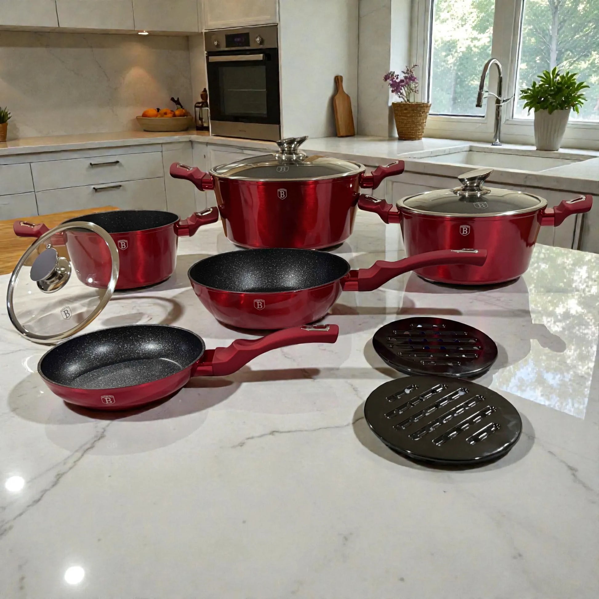 Juego de ollas y sartenes Berlinger Haus Metallic Line Burgundy de 10 piezas en cocina iluminada, con cacerolas con tapa (20, 24 y 28 cm), sartenes 20 y 24 cm y 2 bases de baquelita, recubrimiento antiadherente tipo marmol.