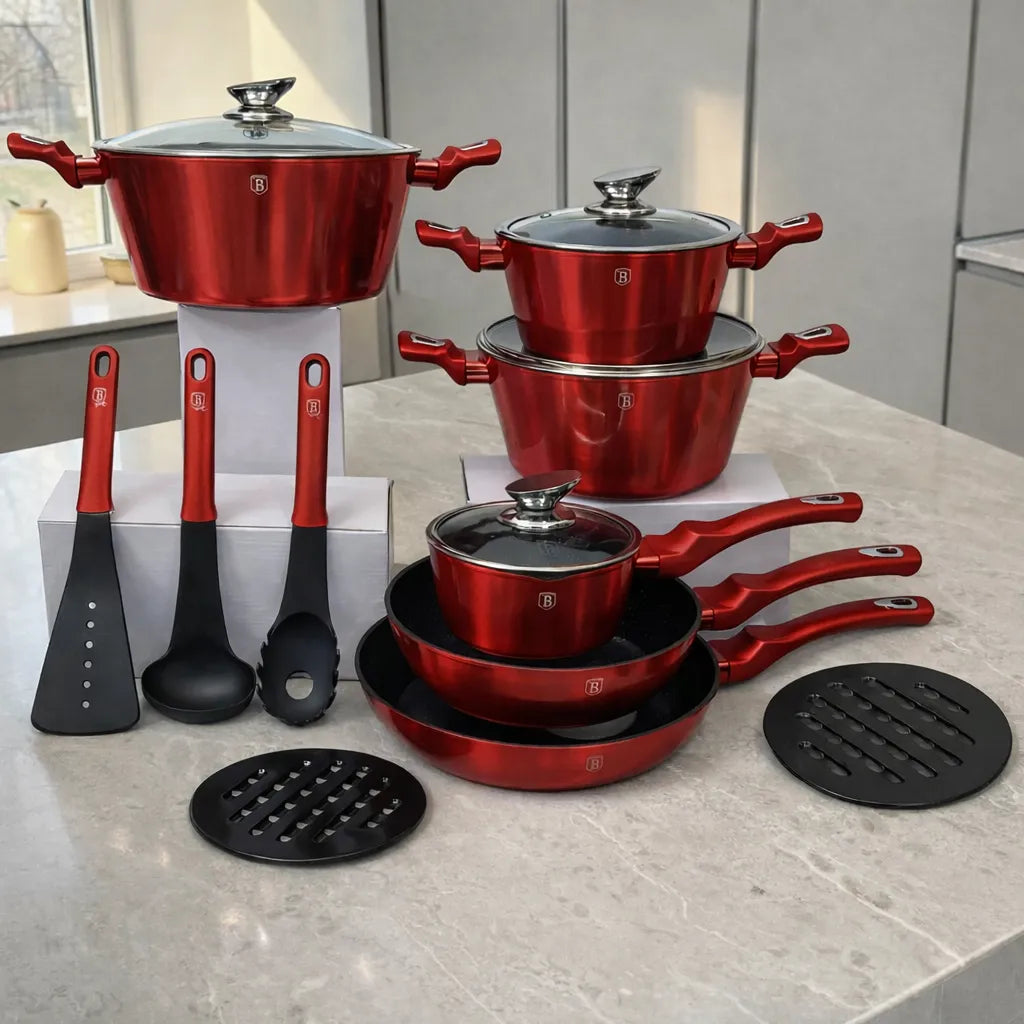 Set de cocina Berlinger Haus Metallic Line Burgundy de 15 piezas BH-1226N en acabado rojo burgundy metálico, acomodo organizado sobre encimera con ollas con tapa, cacerola, sartenes, utensilios negros con mango rojo y salvamanteles.