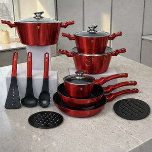 Set de cocina Berlinger Haus Metallic Line Burgundy de 15 piezas BH-1226N en acabado rojo burgundy metálico, acomodo organizado sobre encimera con ollas con tapa, cacerola, sartenes, utensilios negros con mango rojo y salvamanteles.