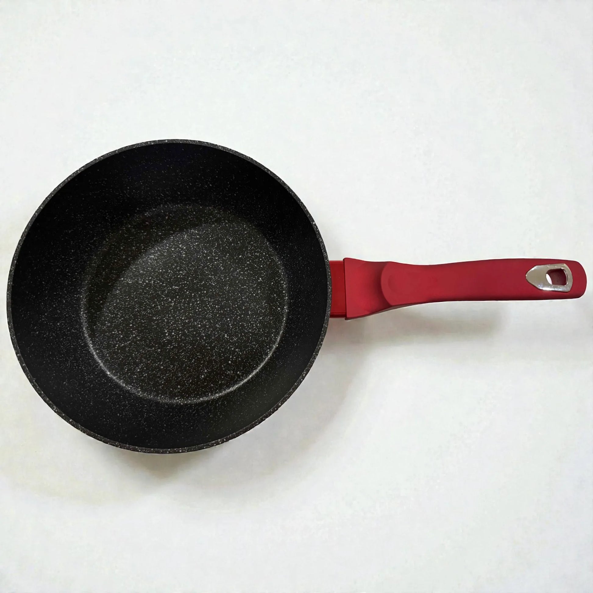 Vista superior de sartén Berlinger Haus rojo burgundy con recubrimiento antiadherente tipo piedra y mango largo rojo.